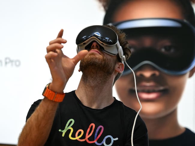 Hombre utilizando las nuevas &#039;Apple Vision Pro&#039; durante el lanzamiento en Nueva York, Estados Unidos (Foto vía GettyImages)
