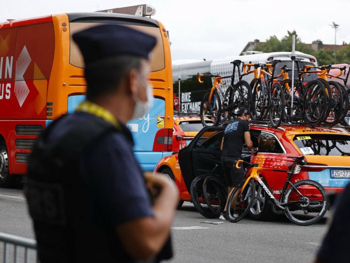 La policía francesa inspeccionó el equipo Bahrain-Victorious
