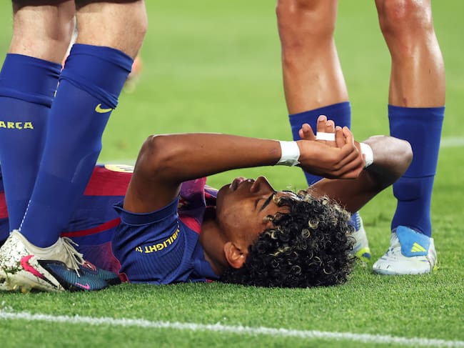 Lamine Yamal ise lesiona tras convertir una anotación desde el punto penalti. (Photo by Joan Valls/Urbanandsport/NurPhoto via Getty Images)