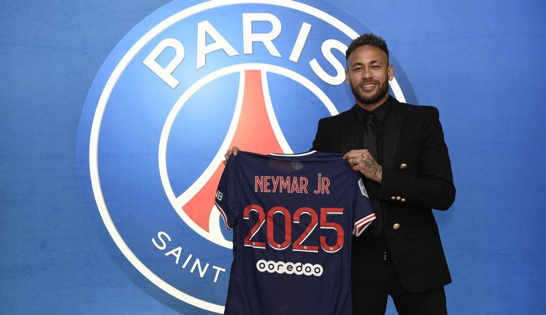 Neymar posa con la camiseta número 2025 en honor a su renovación.