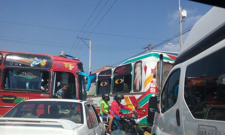 Los trancones se presentan a diario.