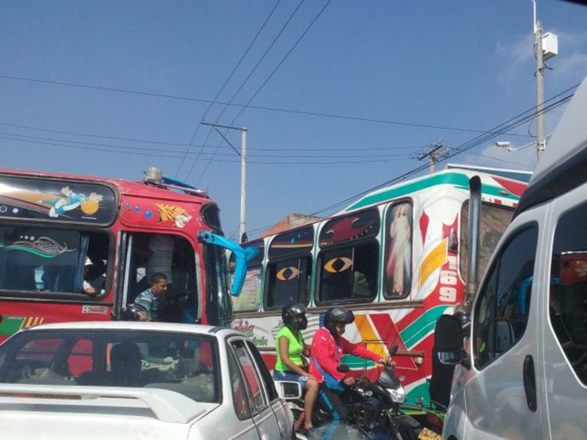 Caos vehicular en la autopista al aeropuerto