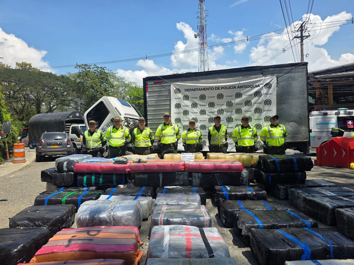 Incautan 5,2 toneladas de marihuana en furgón robado que iba del Cauca a Medellín