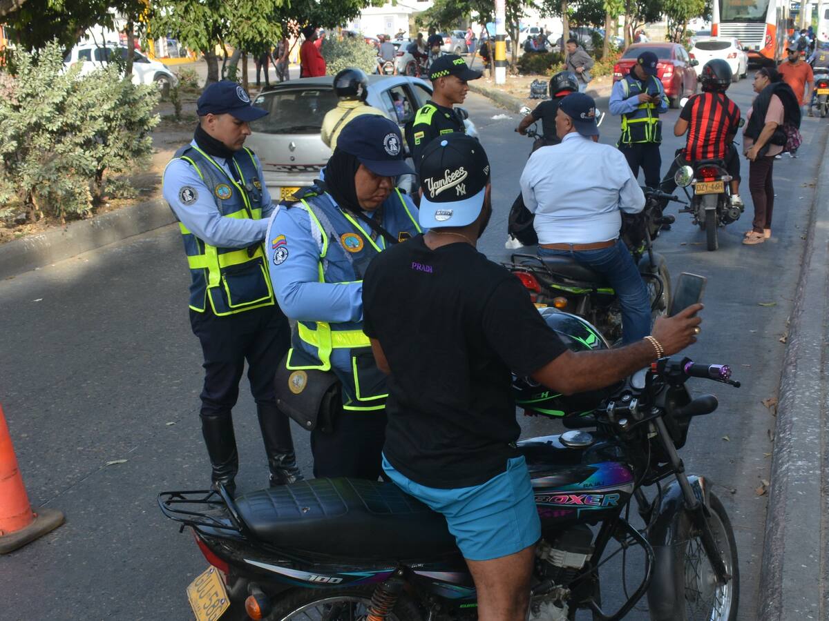 Más de 100 vehículos inmovilizados y 120 comparendos aplicados por el DATT en la Bomba El Amparo