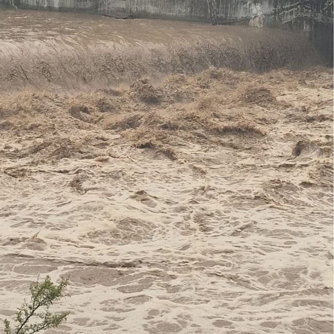 El aumento del caudal generó altos niveles de turbiedad y sedimentación en el afluente. Foto Relacionada