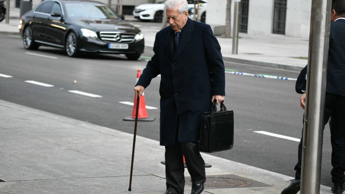 Mario Vargas Llosa sale del hospital tras recuperarse de COVID-19