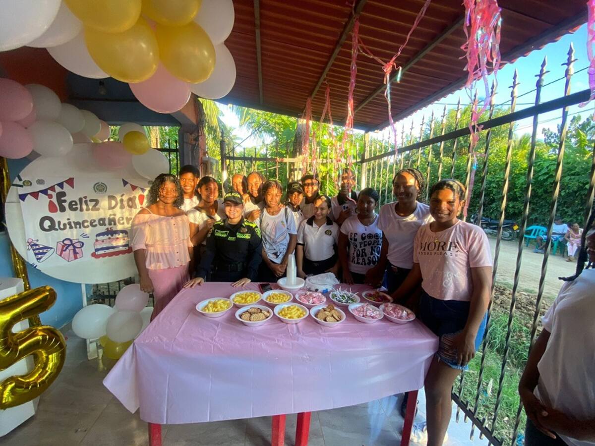Wendy celebró sus quince años con todas las de la ley gracias a la Policía en Bolívar