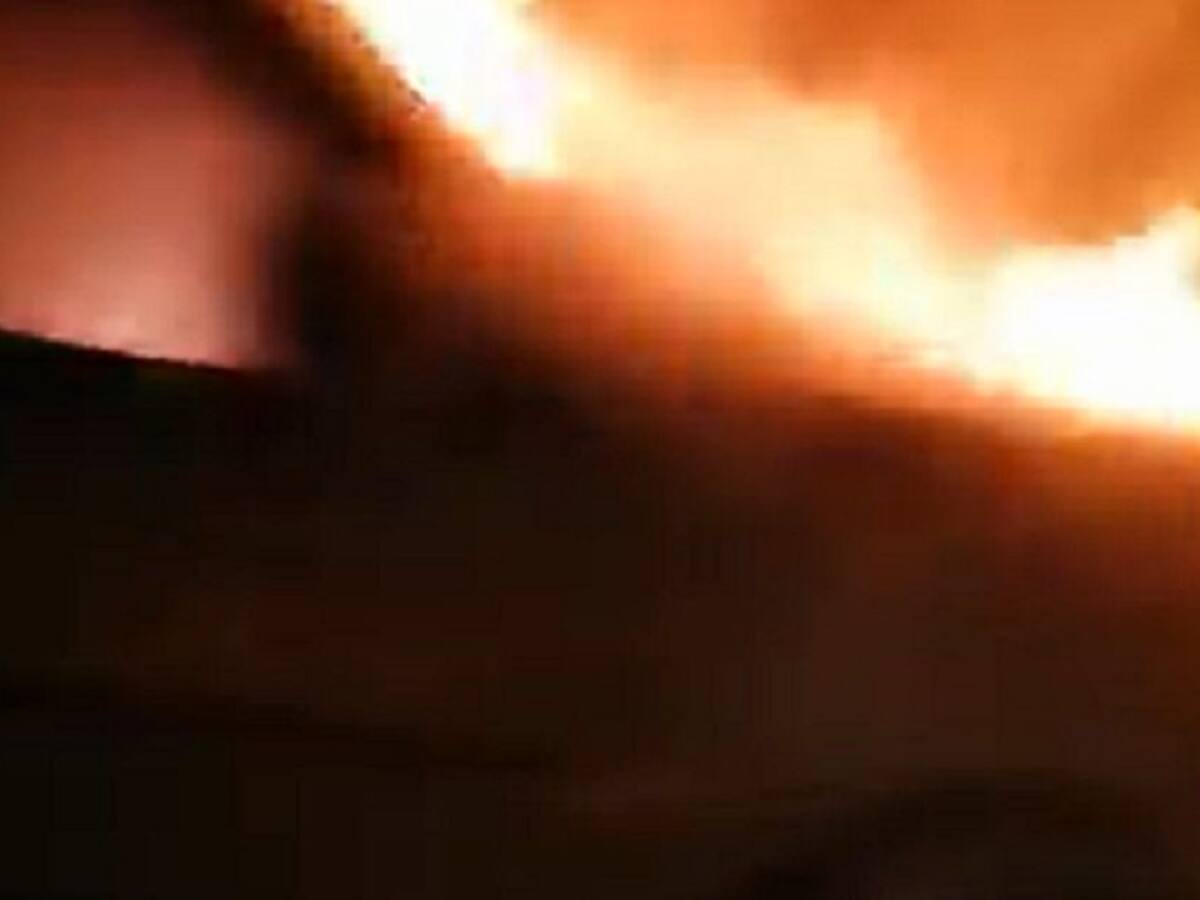 Video: Camioneta 4 puertas se incendió en Bucaramanga