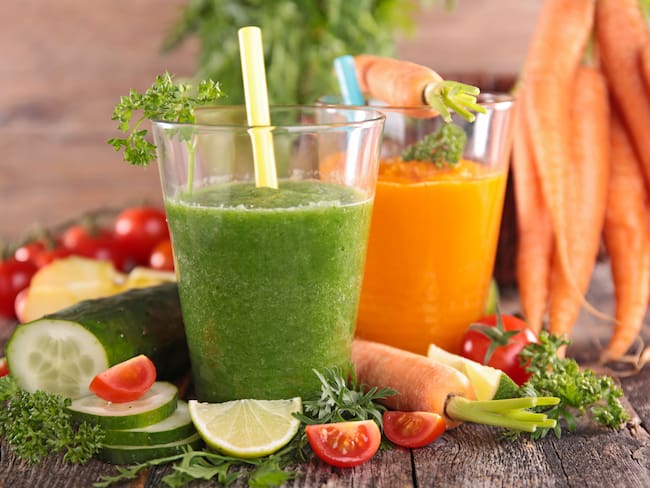 Jugos saludables de zanahoria y pepino junto a otros ingredientes (Getty Images)