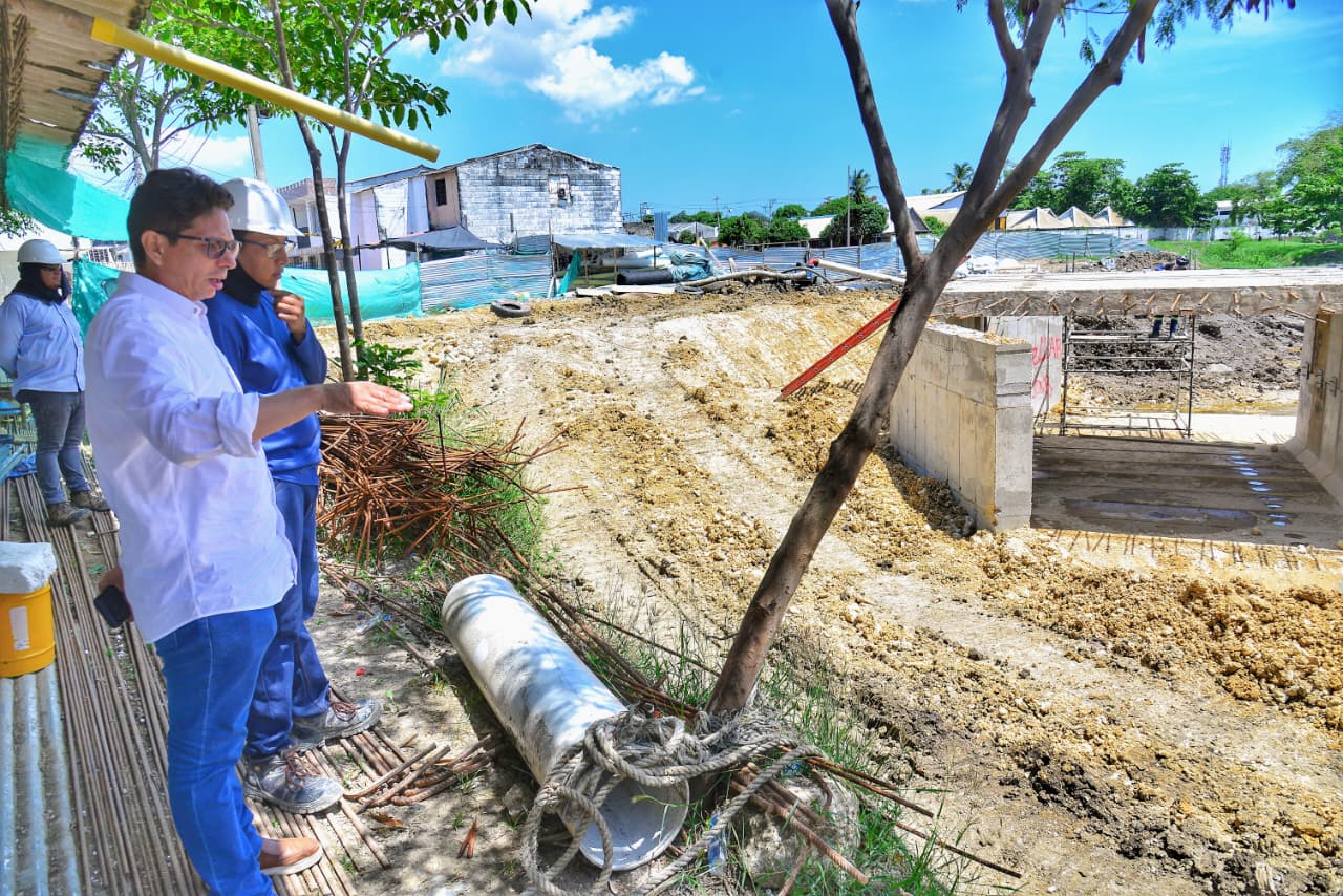 Secretario de Infraestructura, Wilmer Iriarte, supervisa las obras. // Alcaldía de Cartagena