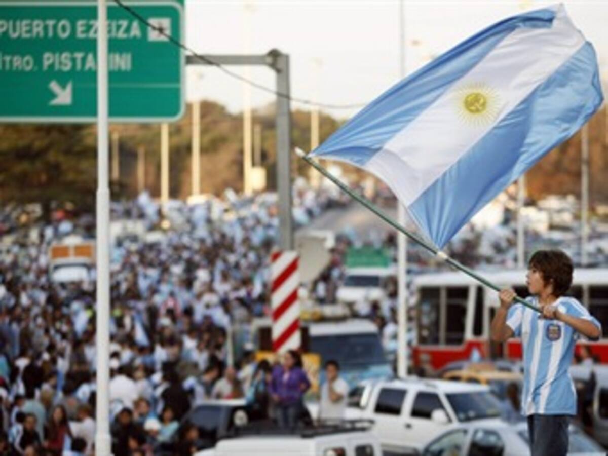 Miles de personas reciben a Maradona y la selección a su regreso a Argentina