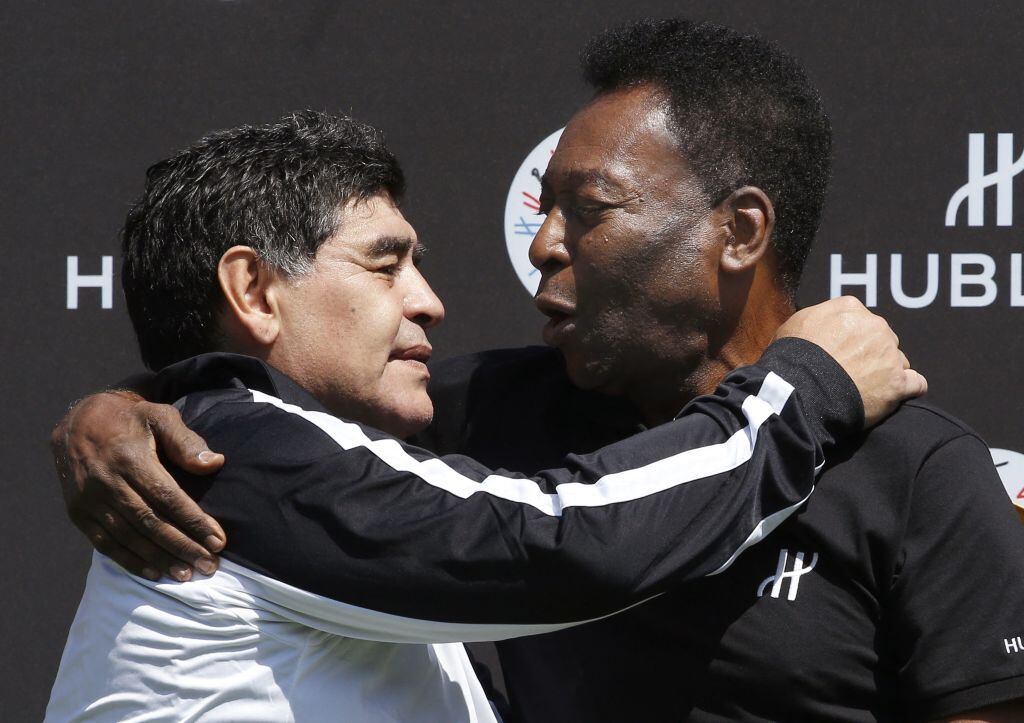 Diego Maradona y Pelé durante un evento de publicidad en París en 2016 (Photo by PATRICK KOVARIK / AFP) (Photo by PATRICK KOVARIK/AFP via Getty Images)