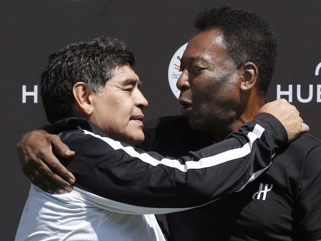 Diego Maradona y Pelé durante un evento de publicidad en París en 2016 (Photo by PATRICK KOVARIK / AFP) (Photo by PATRICK KOVARIK/AFP via Getty Images)