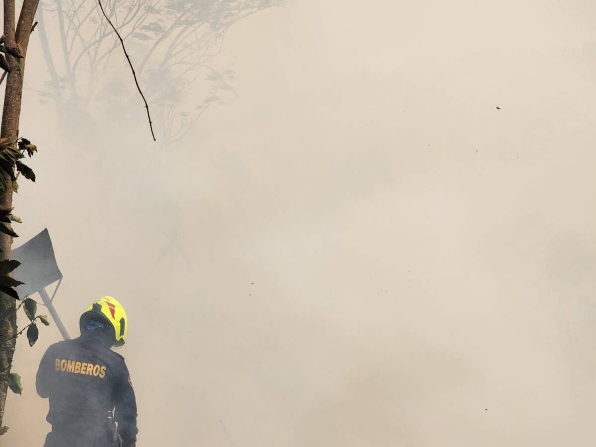 Incendio de capa vegetal se salió de control en el Bajo Tablazo, Manizales