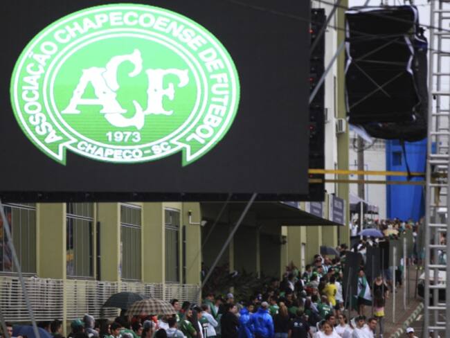 Cientos de personas rinden homenaje a las víctimas del Chapecoenese en la Arena Condá.