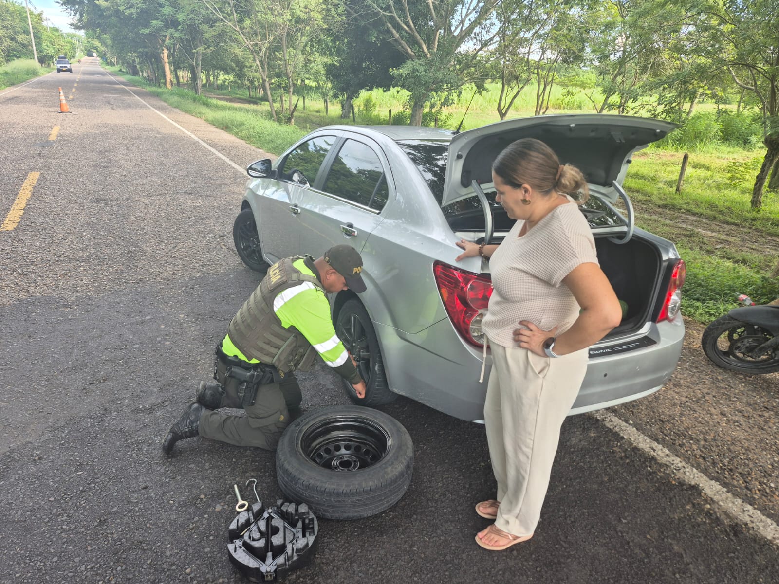 Héroe en la carretera: Patrullero asiste a conductora en apuros y le salva su cita médica