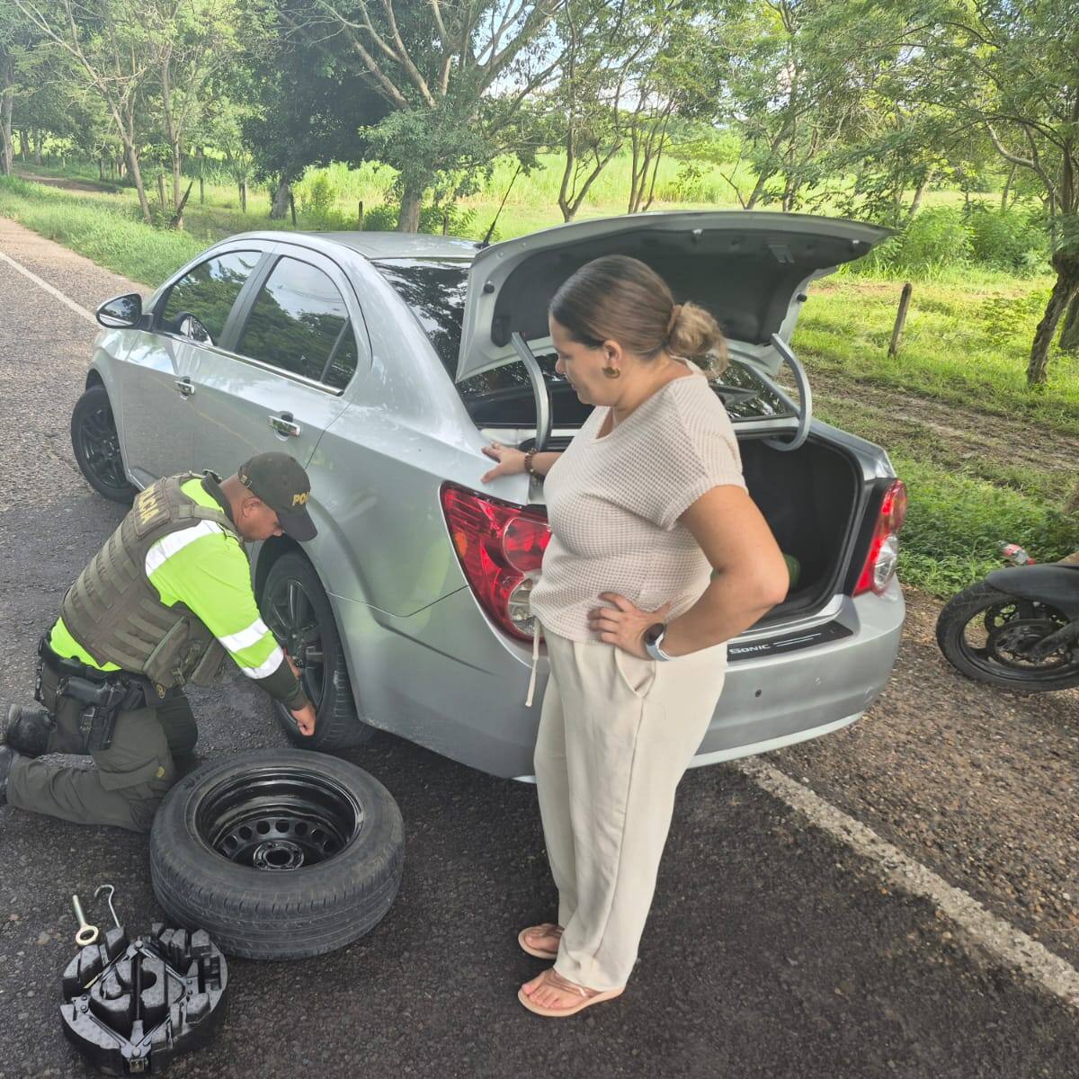 Héroe en la carretera: Patrullero asiste a conductora en apuros y le salva su cita médica