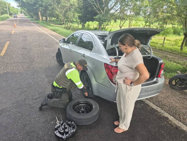 Héroe en la carretera: Patrullero asiste a conductora en apuros y le salva su cita médica