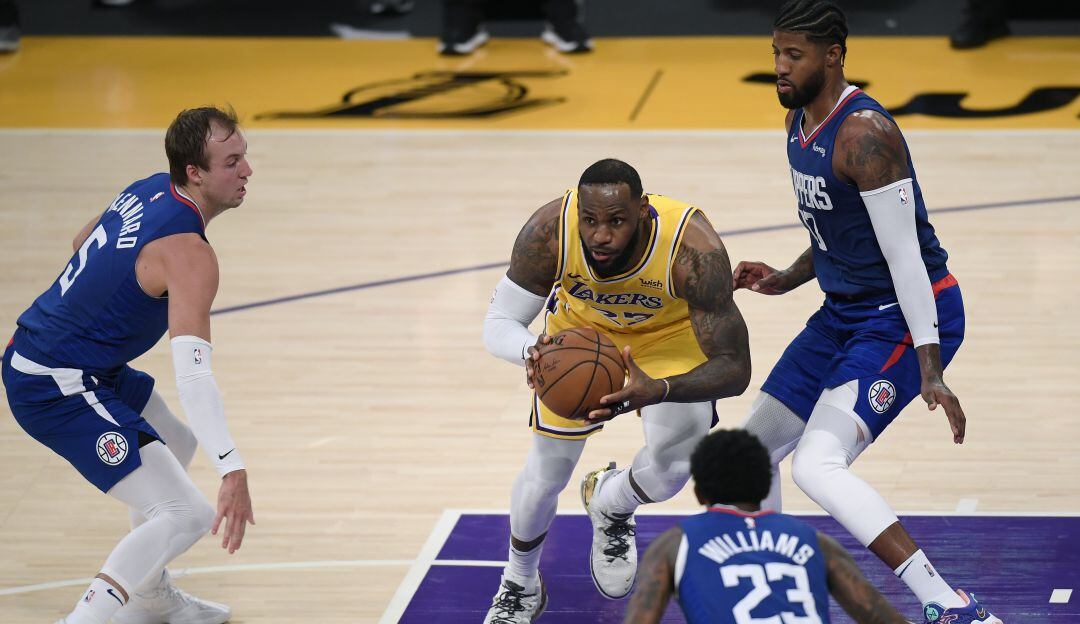 LA Clippers derrotó a los Ángeles Lakers en el arranque de la temporada de la NBA.