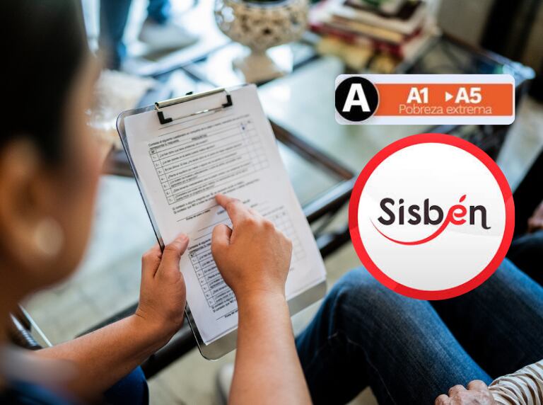 Entrevistador haciendo una encuesta en la casa de una persona mayor / Sisbén IV (Getty Images)