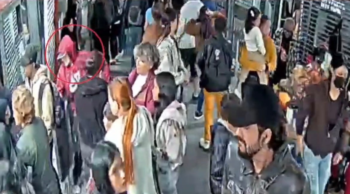 ¡Indignante! Ladrón se subió a TransMilenio con bicicleta, hurtó celular y se iba a fugar