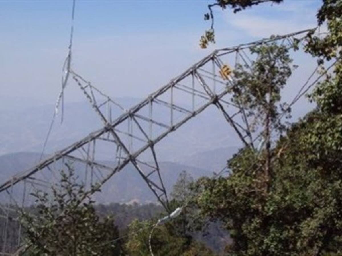 Por lo menos tres días más estarán sin luz tres municipios de Arauca por voladura de torre