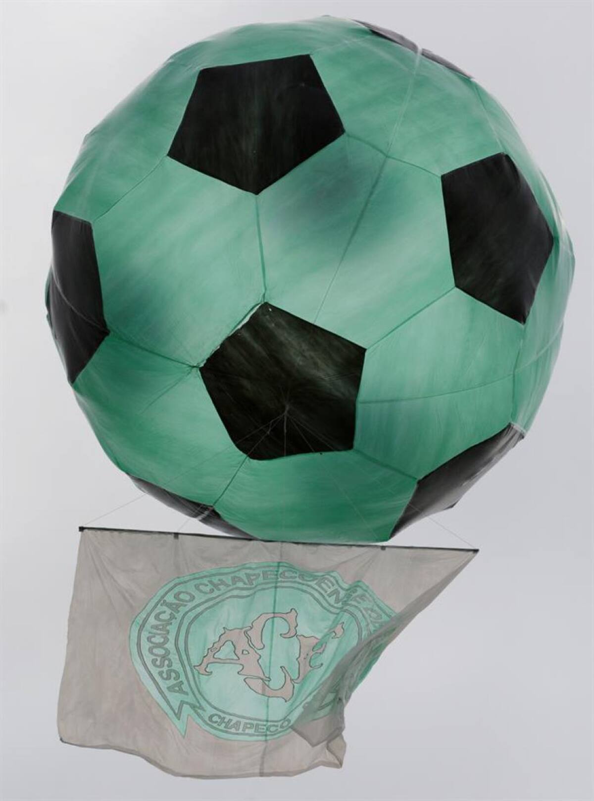 Como el "corazón" del espectáculo fue definido por los organizadores el homenaje que le rindieron al club brasileño Chapecoense, que perdió en un accidente aéreo en Colombia a 19 jugadores, su cuerpo técnico y la mayoría de sus directivos cuando se desplazaban a Medellín a jugar la final de la Copa Sudamericana frente a Atlético Nacional.