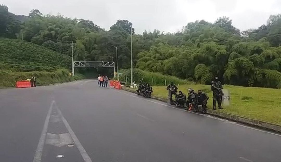 A esta hora hay personal de Policía y Ejército a lo largo de la carretera