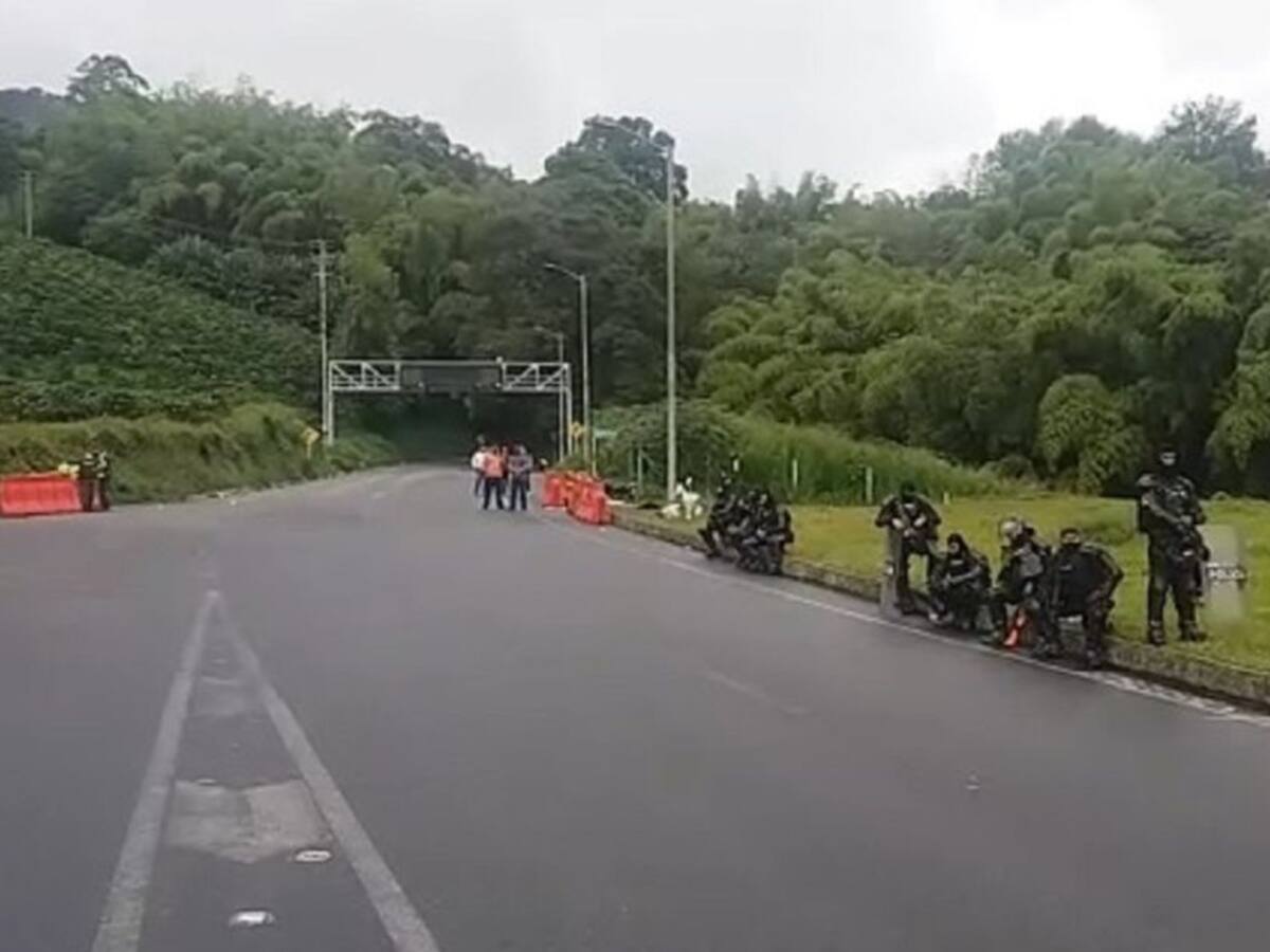 Vía la línea desbloqueada en Calarcá, Quindío y en Cajamarca, Tolima