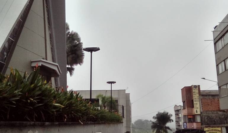 Desde las 5:20AM hasta las 9:00AM Toda la información local en Caracol Radio