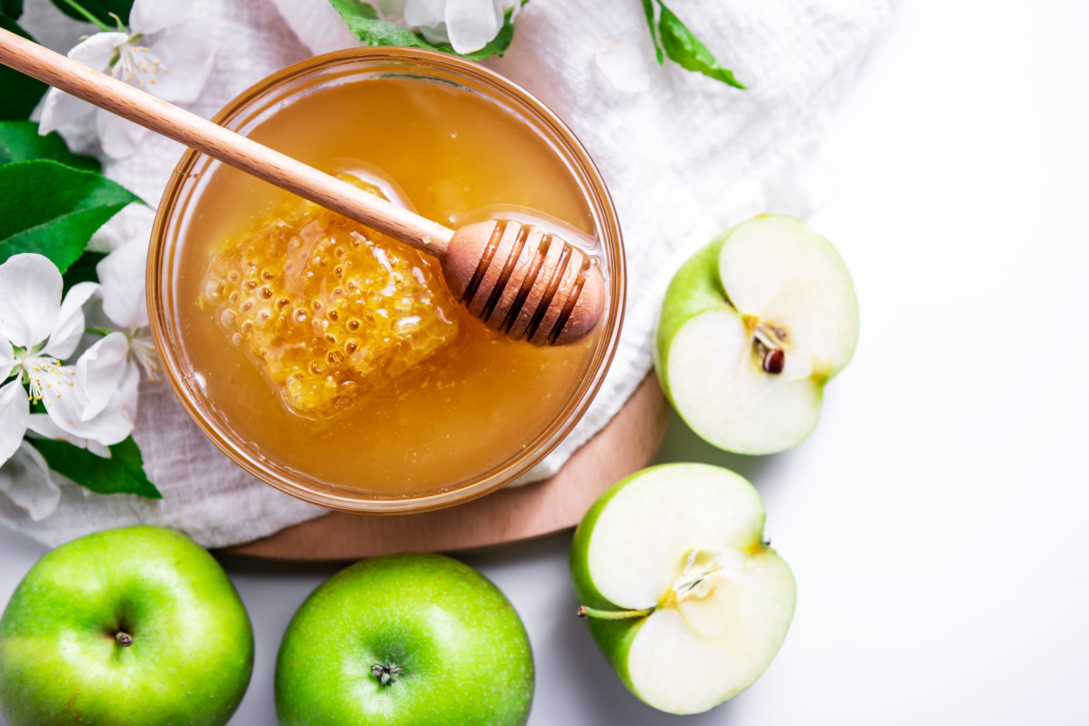 Jewish holiday Rosh Hashanah background with honey and apples // foto de referencia, Getty Images