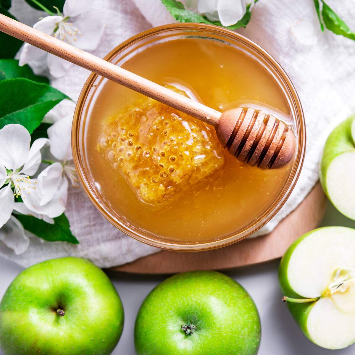 Órganos que se beneficiarían al consumir manzana verde con limón y miel: propiedades y más
