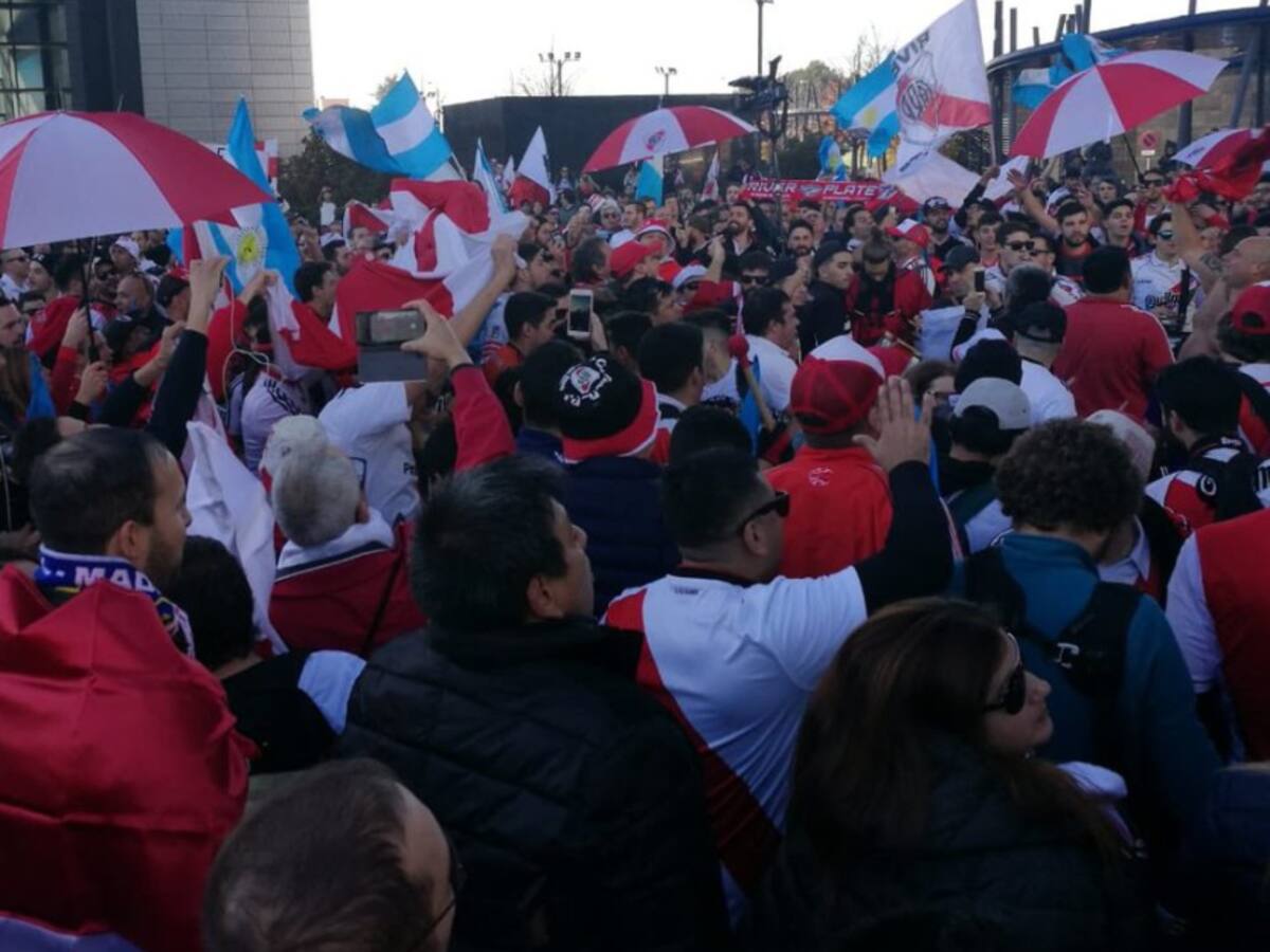 Monumental apoyo de los hinchas a River a las afueras de su hotel en Madrid