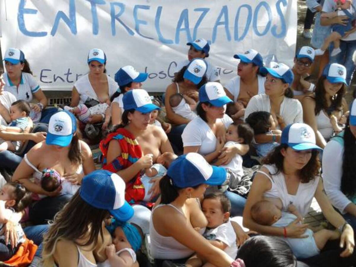 Con una ‘tetada’ madres quindianas impulsan la lactancia materna