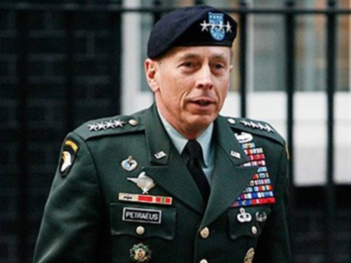El director de la CIA renuncia tras reconocer una relación extra matrimonial