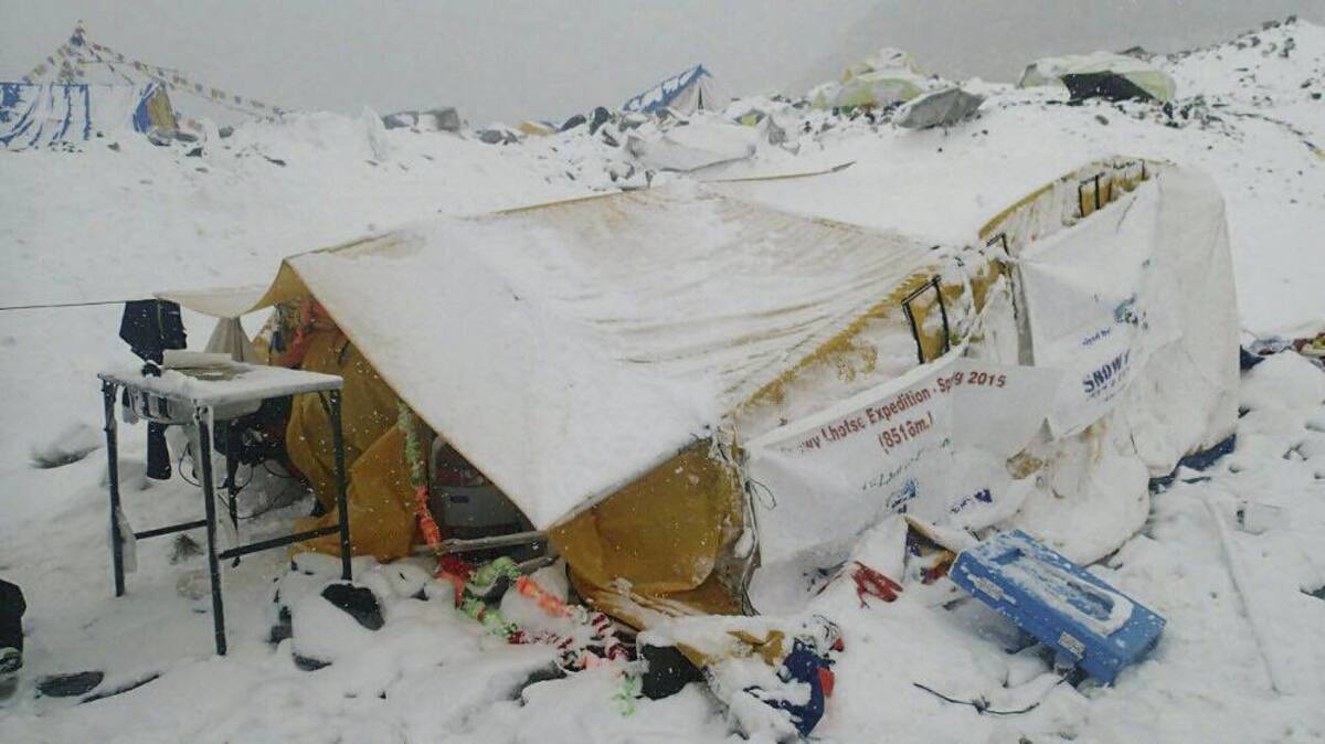 Al menos 10 alpinistas murieron por consecuencia de una avalancha tras el terremoto de 7,9 grados. Hay montañistas atrapados y campamentos sepultados. En la zona está nevando razón por la cual los helicópteros no pudieron llegar pronto para prestar labores de auxilio.