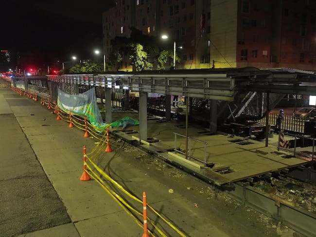 Trabajos de desmantelamiento de una estación de Transmilenio.