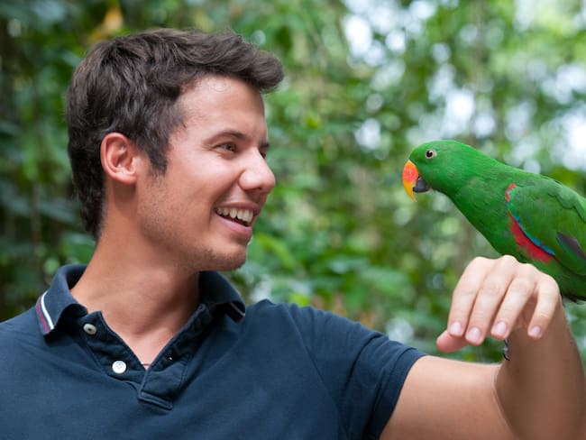 Loro hablando con un hombre. Foto: Getty Images.