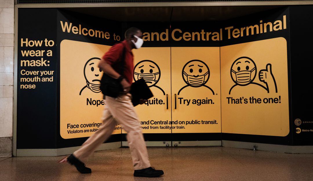 Autoridades sanitarias de EE.UU. recomiendan nuevamente el uso de tapabocas en interiores.