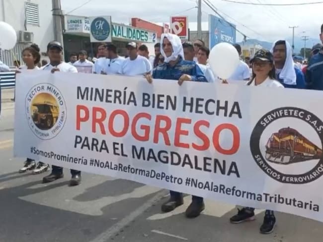 Mineros del Magdalena protestan por la Reforma Tributaria del presidente Petro