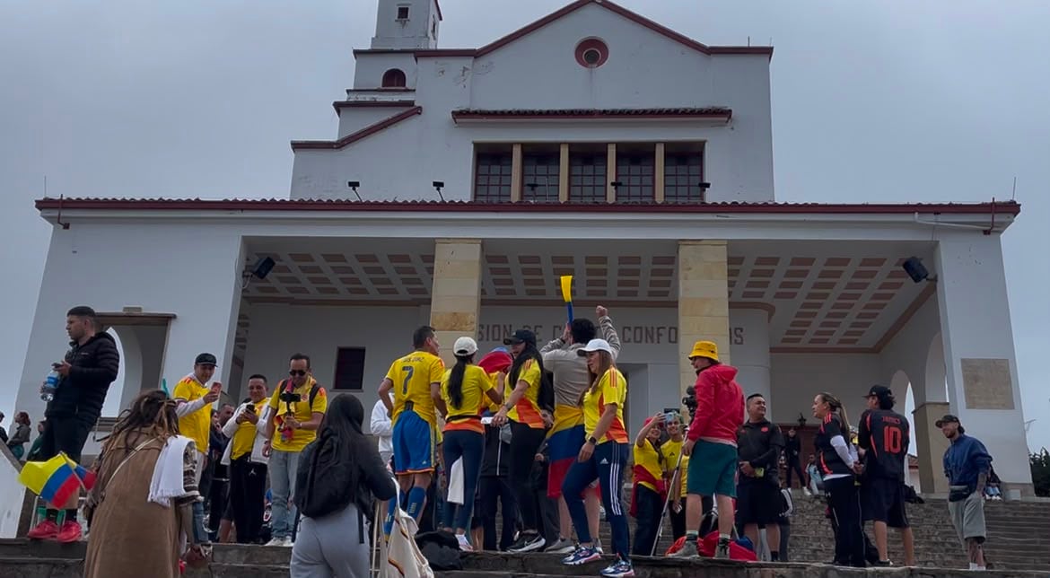 Hinchas suben a Monserrate para que la Selección Colombia gane partido contra Ghana