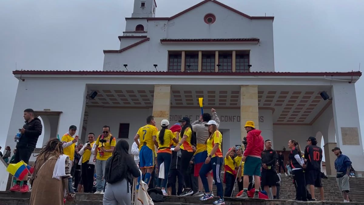 Hinchas suben a Monserrate para que la Selección Colombia gane partido contra Ghana