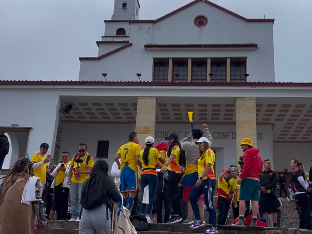 Hinchas suben a Monserrate para que la Selección Colombia gane partido contra Ghana