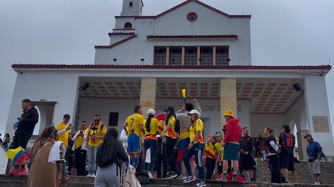 Hinchas suben a Monserrate para que la Selección Colombia gane partido contra Ghana
