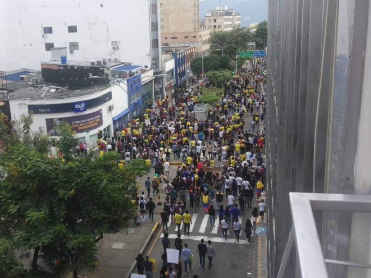 VIDEO: Multitudinaria marcha llega a la plaza cívica