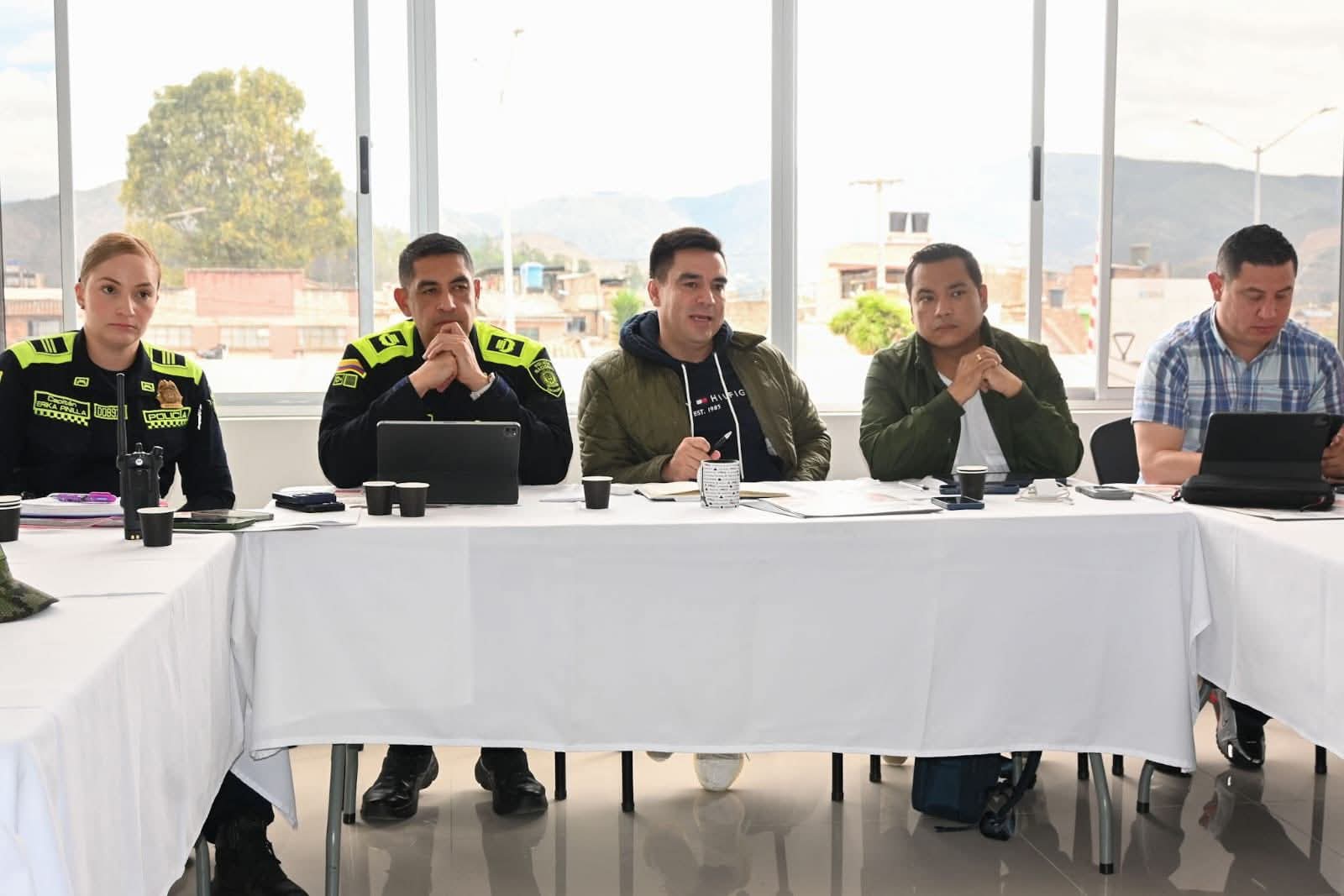 El Consejo Extraordinario de Seguridad estuvo presidido por el alcalde Mauricio Barón Granados y contó con le presencia del coronel Óscar Leonardo Mojica, comandante del Departamento de Policía de Boyacá. / Foto: Alcaldía de Sogamoso.