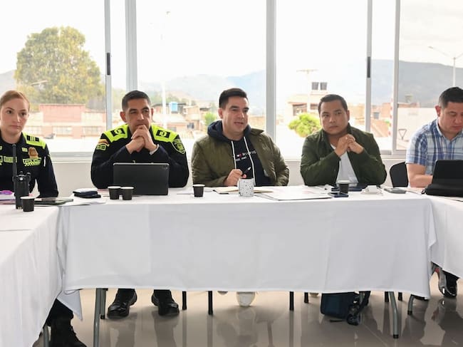 El Consejo Extraordinario de Seguridad estuvo presidido por el alcalde Mauricio Barón Granados y contó con le presencia del coronel Óscar Leonardo Mojica, comandante del Departamento de Policía de Boyacá. / Foto: Alcaldía de Sogamoso.