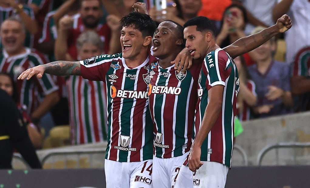 Germán Ezequiel Cano y Jhon Arias celebran un gol para Fluminense ante River Plate (Photo by Buda Mendes/Getty Images)