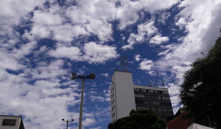 Facebook caracol radio Armenia 1150am línea whatsapp 3155681277 