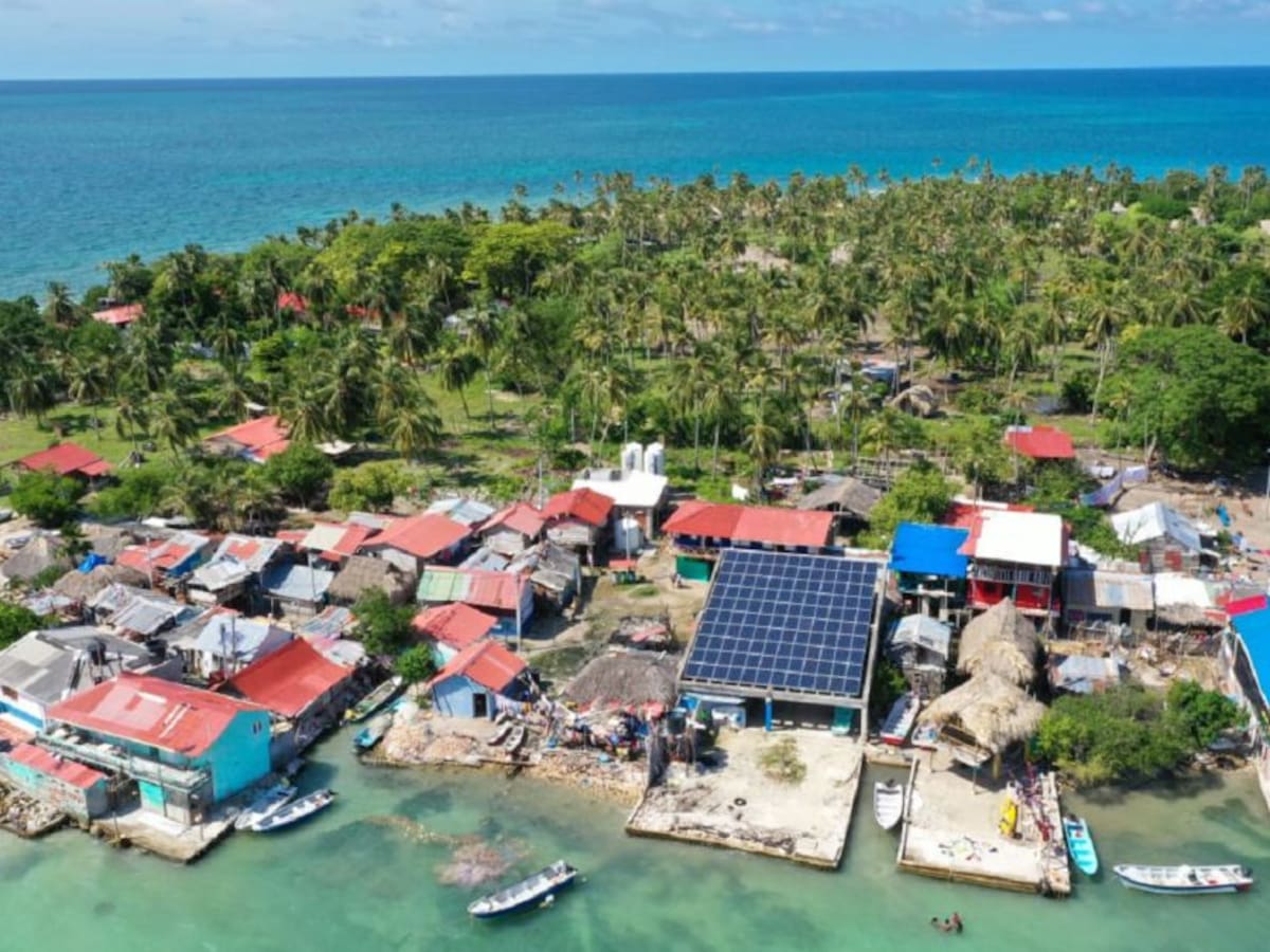 Entregaron centrales de generación de energía híbrida en islas de Cartagena